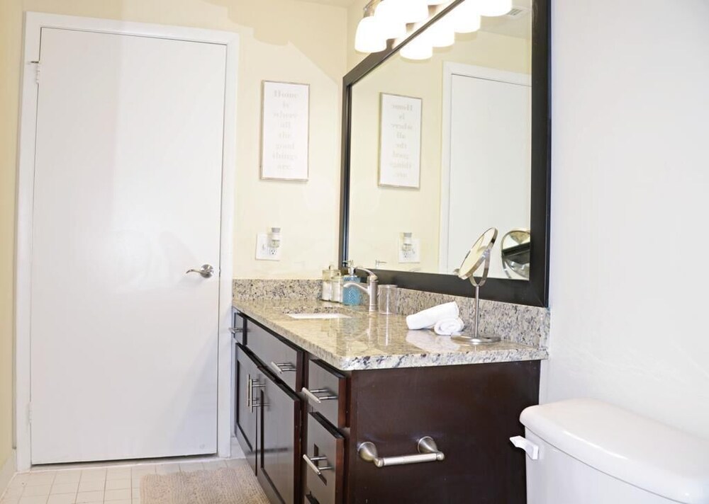 Luxury 2/2 bath near Hollywood Beach