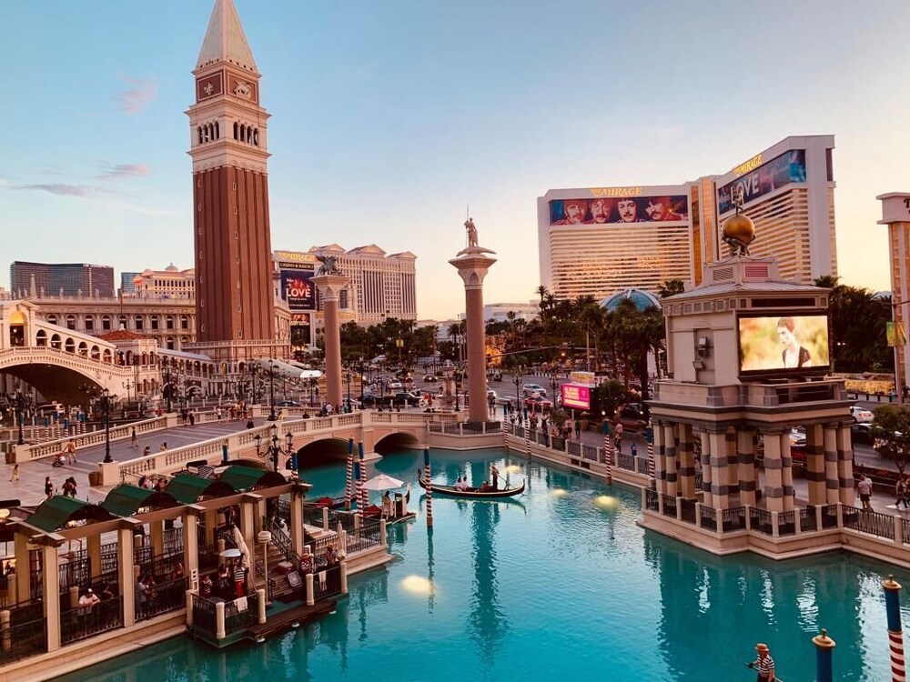 Las Vegas Escape! 3 Great Units, 2 Pools, Restaurants & Bars, Close to High Roller