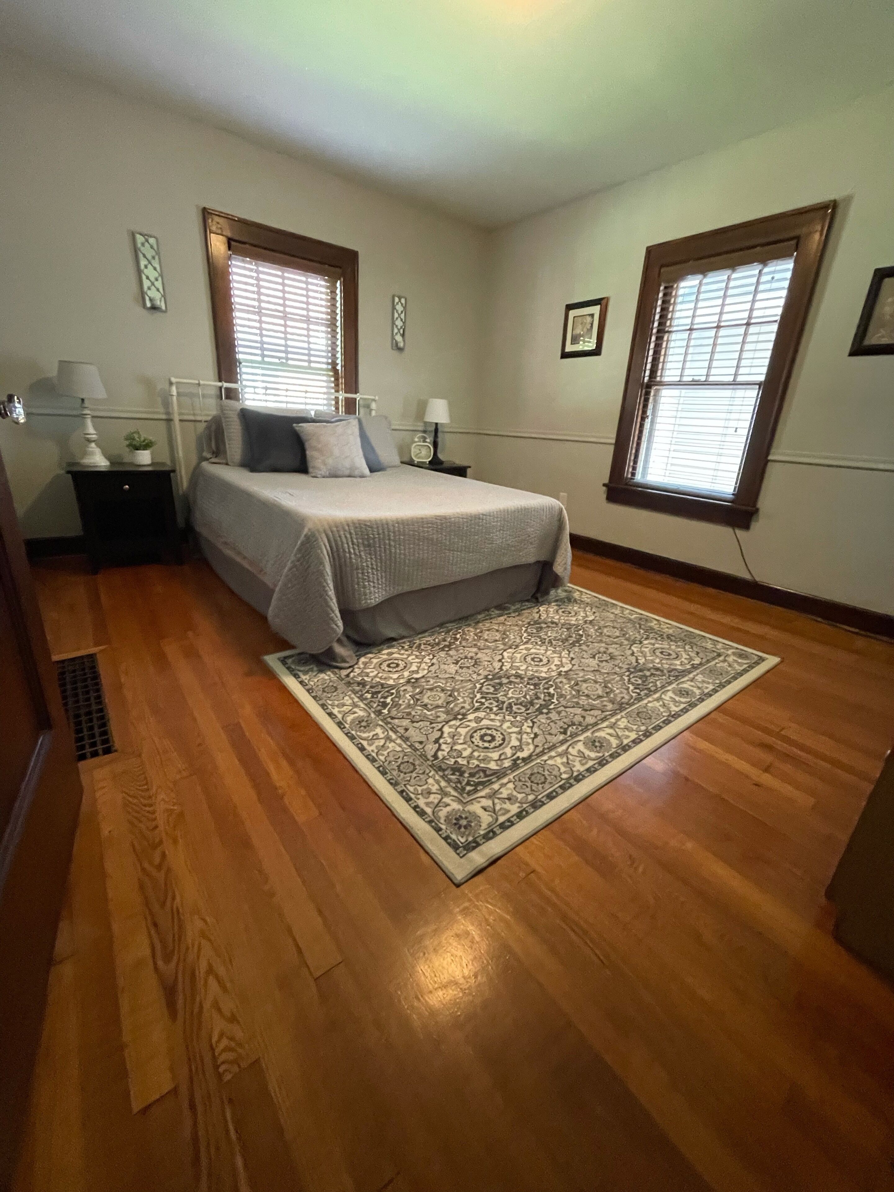 Entire Bungalow centrally located with a private backyard. in Bloomington, United States