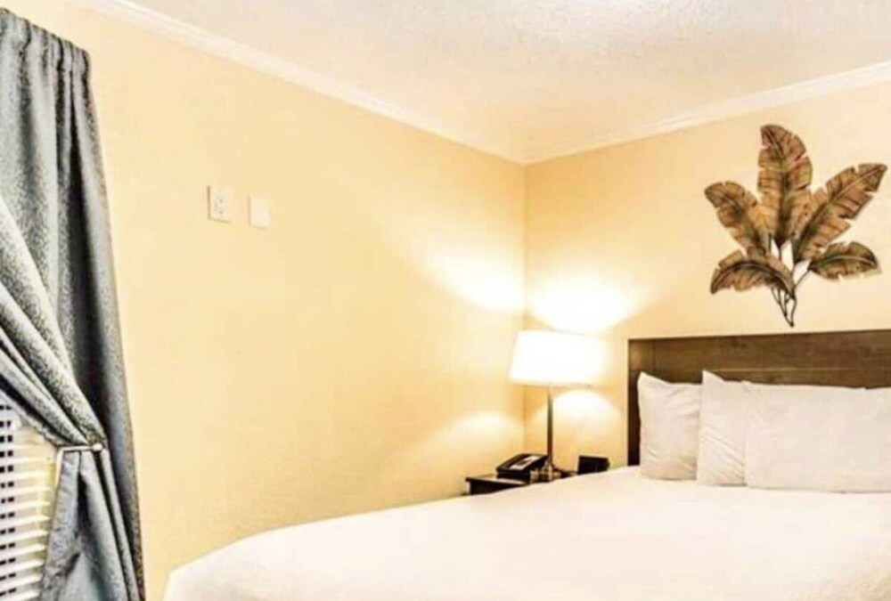 449- NEW LISTING! ☀️ Heated Pool! Water Views! 2 min to TPA Airport