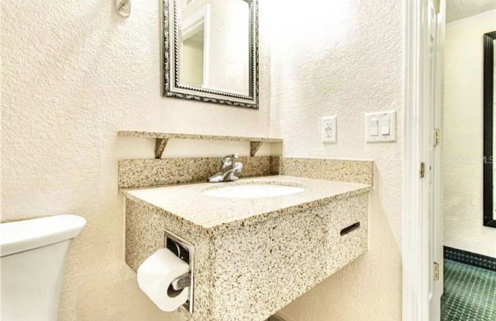 449- NEW LISTING! ☀️ Heated Pool! Water Views! 2 min to TPA Airport