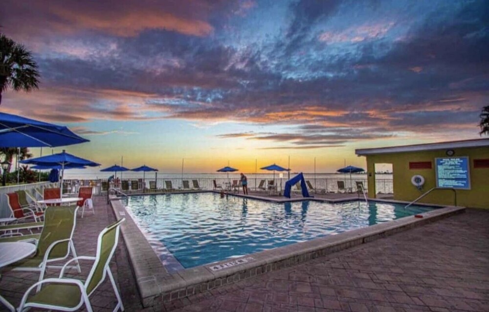 449- NEW LISTING! ☀️ Heated Pool! Water Views! 2 min to TPA Airport