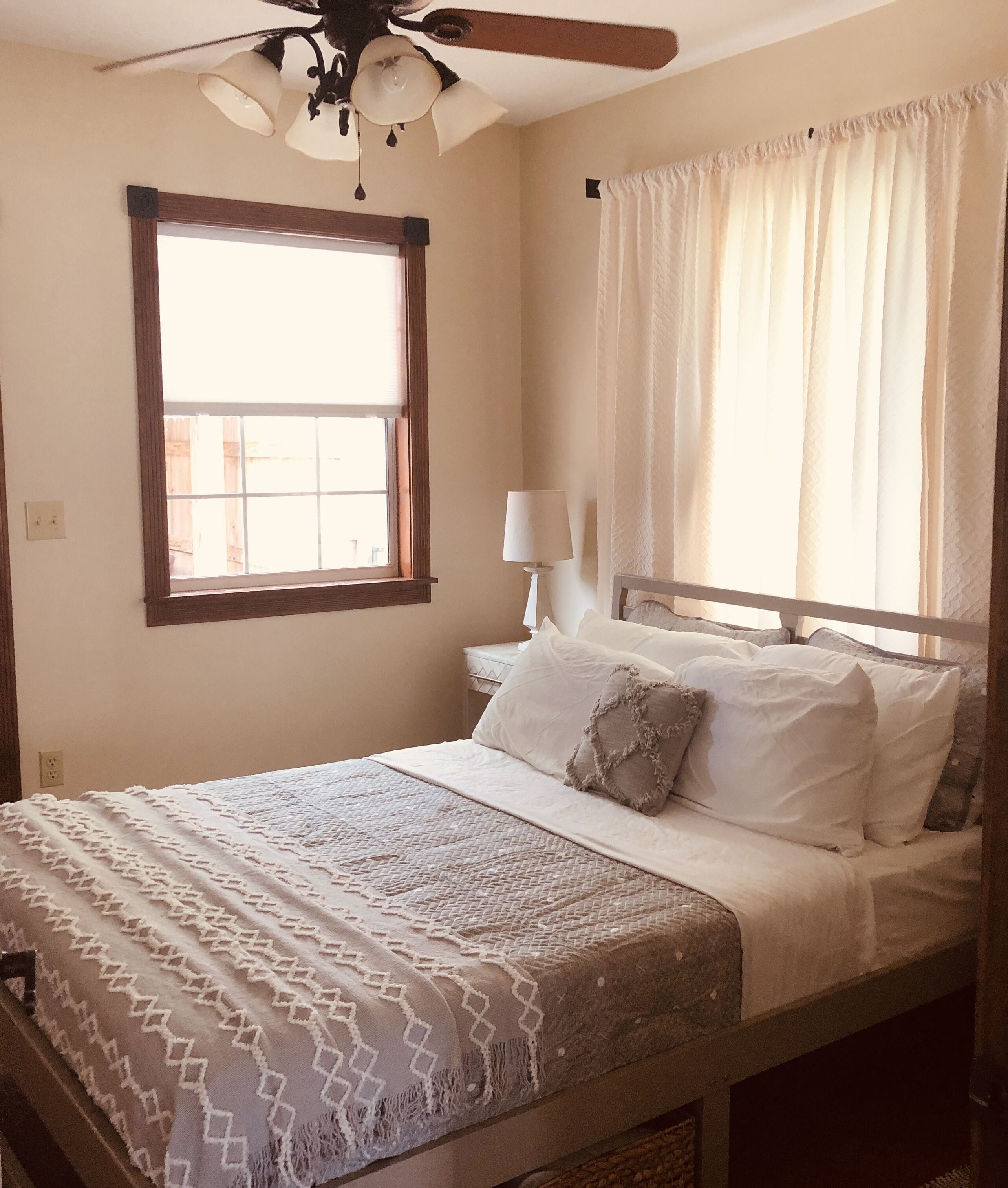 *Charming Beach Cottage With Great Outdoor space!* in Long Beach, United States