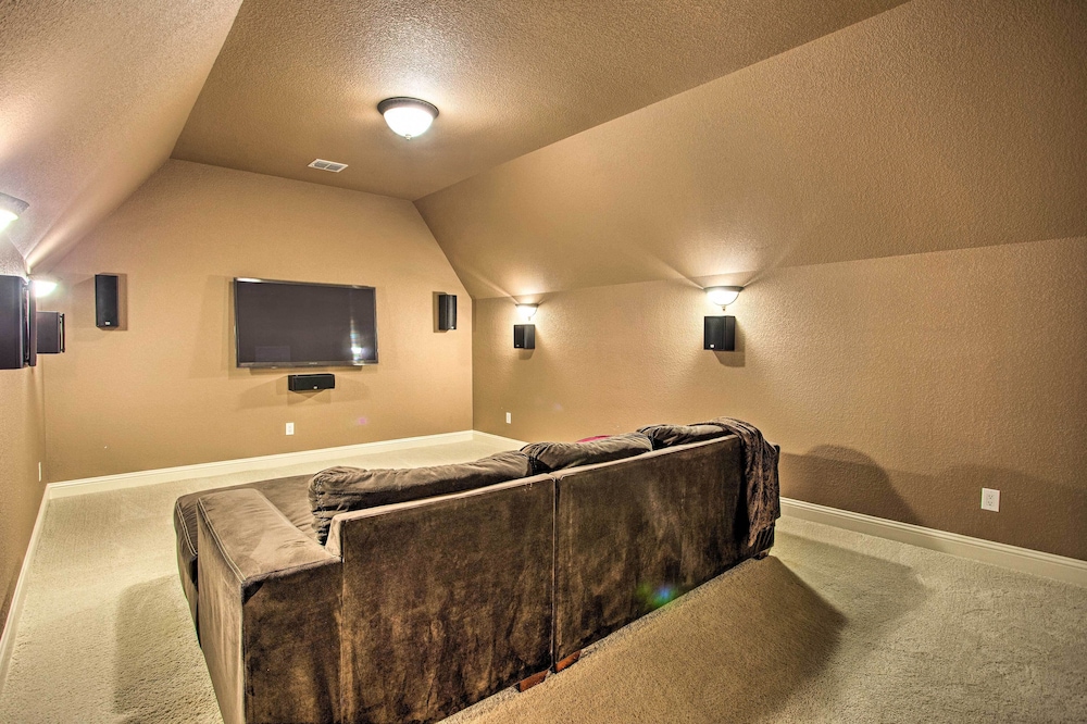 Expansive Texas Home 4 Mi to Grapevine Lake! Flower Mound Vrbo