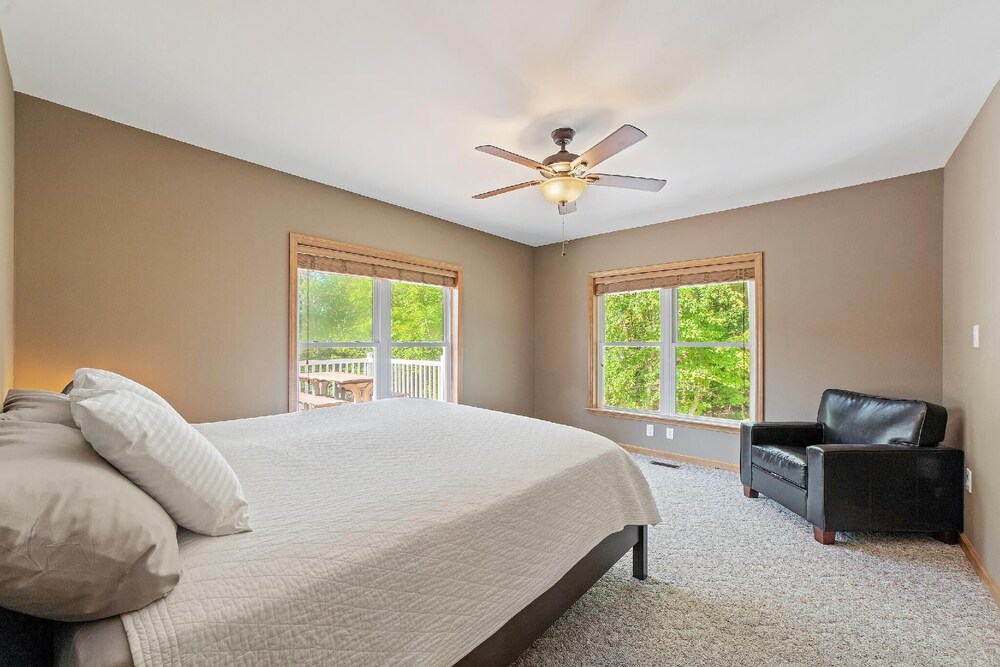 Spacious Lake House Walk to the A.T.! Bluemont Vrbo