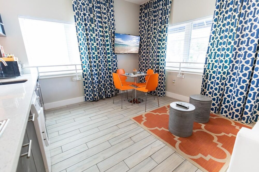 1 Block from the Ocean! Pool, On-Site Dining, Bar, Stylish Unit