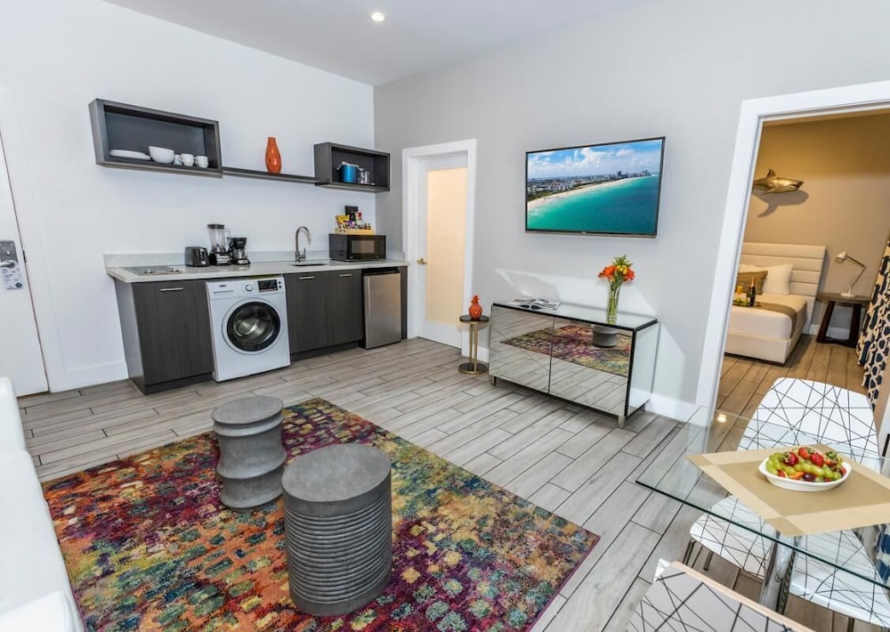 1 Block from the Ocean! Pool, On-Site Dining, Bar, Stylish Unit