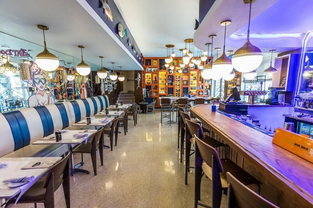 1 Block from the Ocean! Pool, On-Site Dining, Bar, Stylish Unit