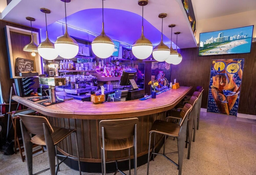 1 Block from the Ocean! Pool, On-Site Dining, Bar, Stylish Unit