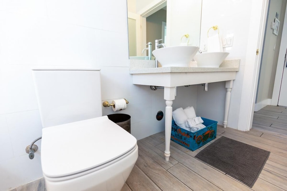 1 Block from the Ocean! Pool, On-Site Dining, Bar, Stylish Unit