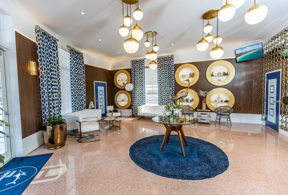 Stylish Boutique Property 1 Block from Beach, Modern Decor