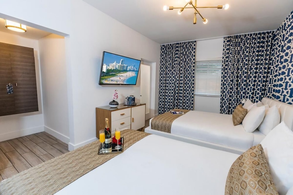 Stylish Boutique Property 1 Block from Beach, Modern Decor