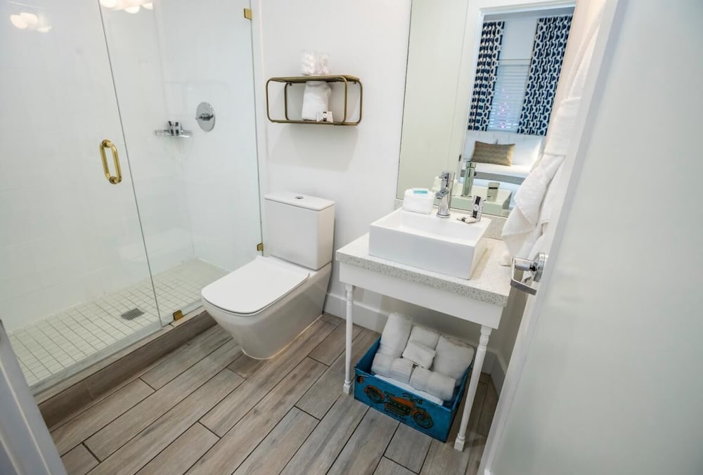 Stylish Boutique Property 1 Block from Beach, Modern Decor