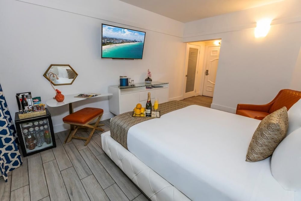 Great Amenities, Stylish Unit, Pool, Beach Access, Restaurant, On-Site Bar