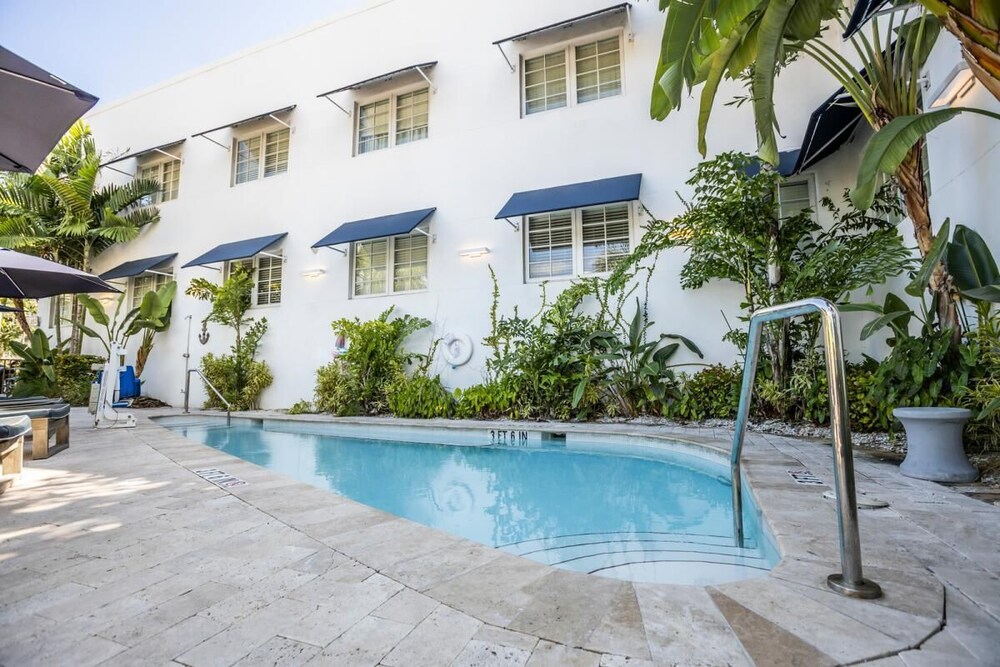 1 Block from the Ocean! Pool, On-Site Dining, Bar, Pool, Parking, Spacious Unit