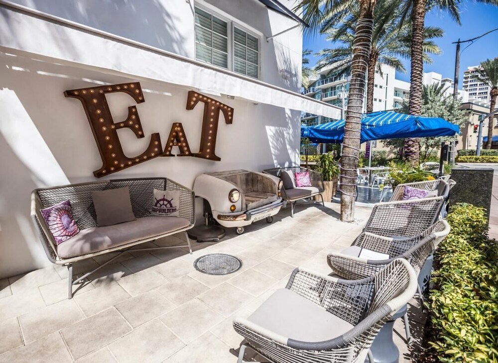 1 Block from the Ocean! Pool, On-Site Dining, Bar, Pool, Parking, Spacious Unit