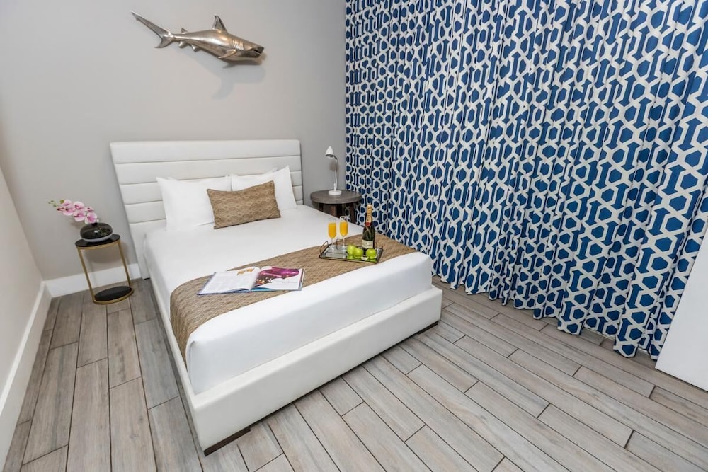 Dreamy Beach Escape! 2 Stylish Units, Walk to Beach, Dining, Shops