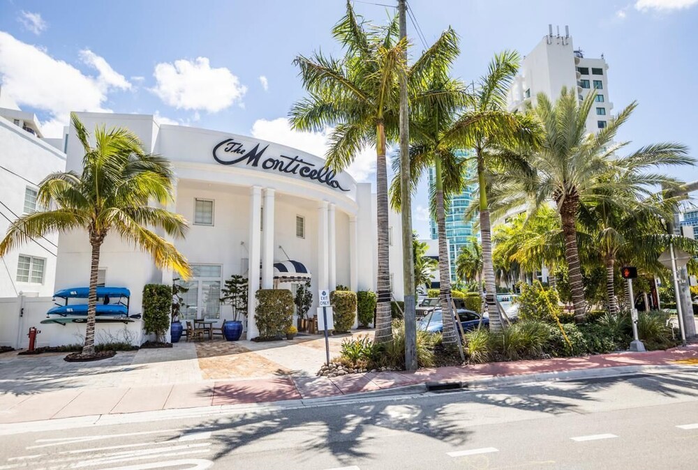 2 Elegant Units, Boutique Property, 1 Block from Beach, Bar, Pool, Restaurant