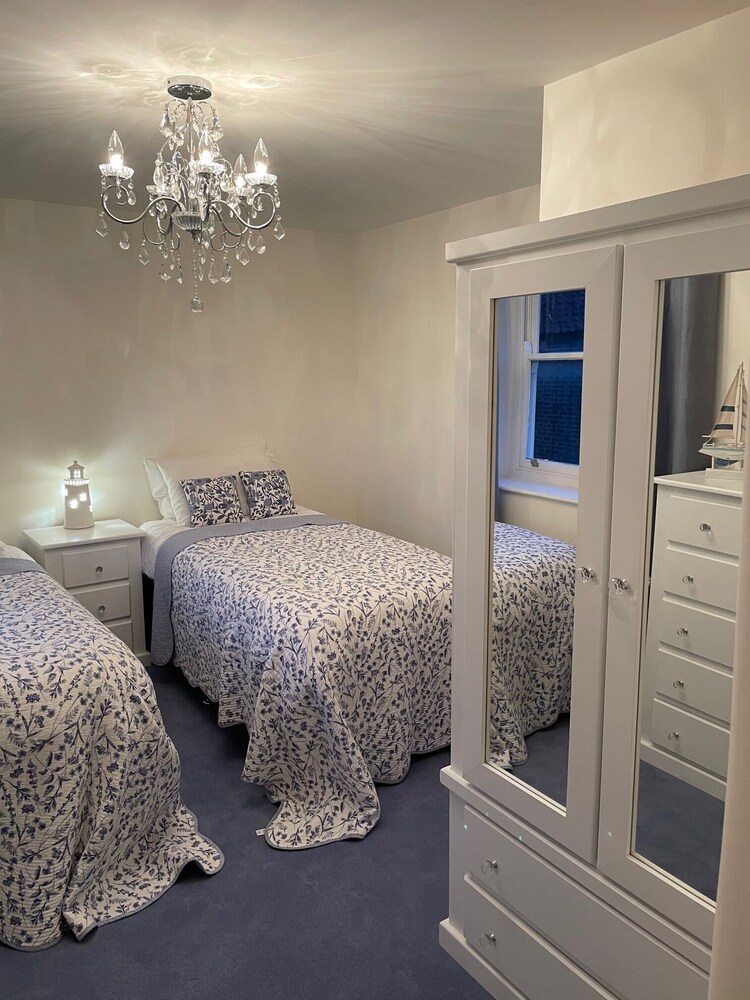 Bay View House, Luxury Coastal Retreat, Sea Views , Hot Tub and Private