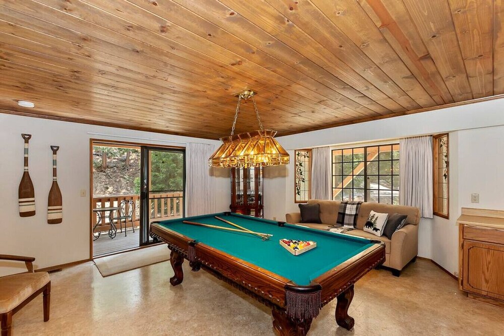 Treehouse Cottage nestled in the treetops Crestline Vrbo