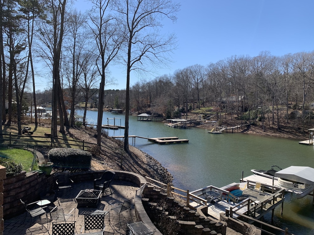 Quiet Cove | Lakefront | 2 Main Master Suites | 10 Ft Ceilings on Main