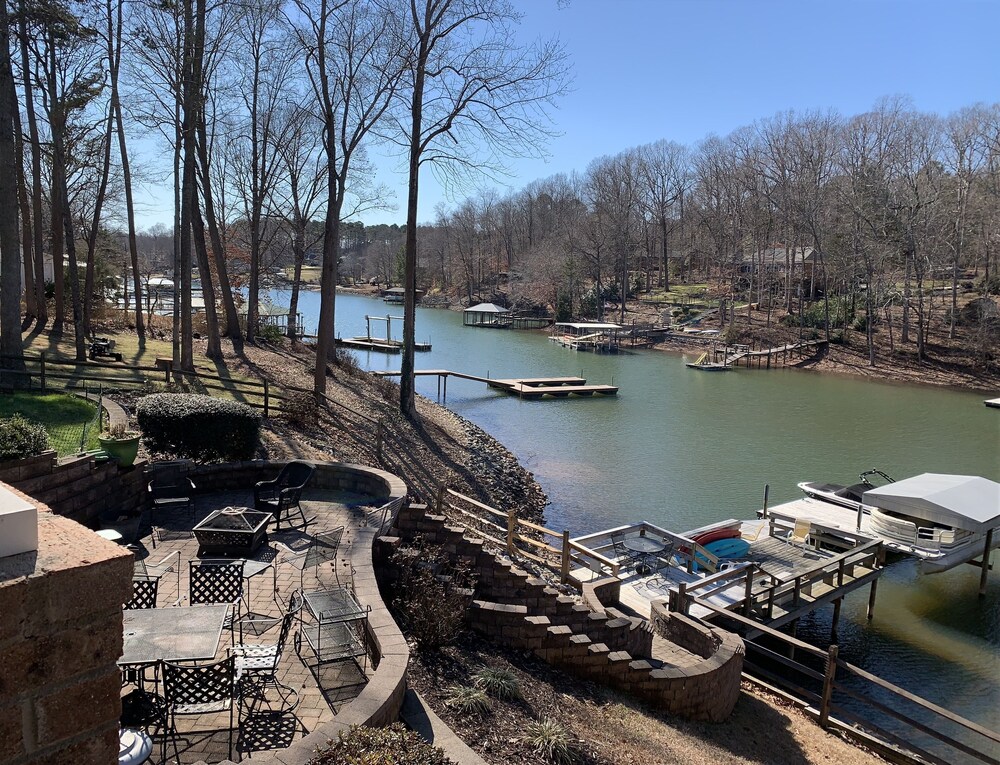 Quiet Cove | Lakefront | 2 Main Master Suites | 10 Ft Ceilings on Main