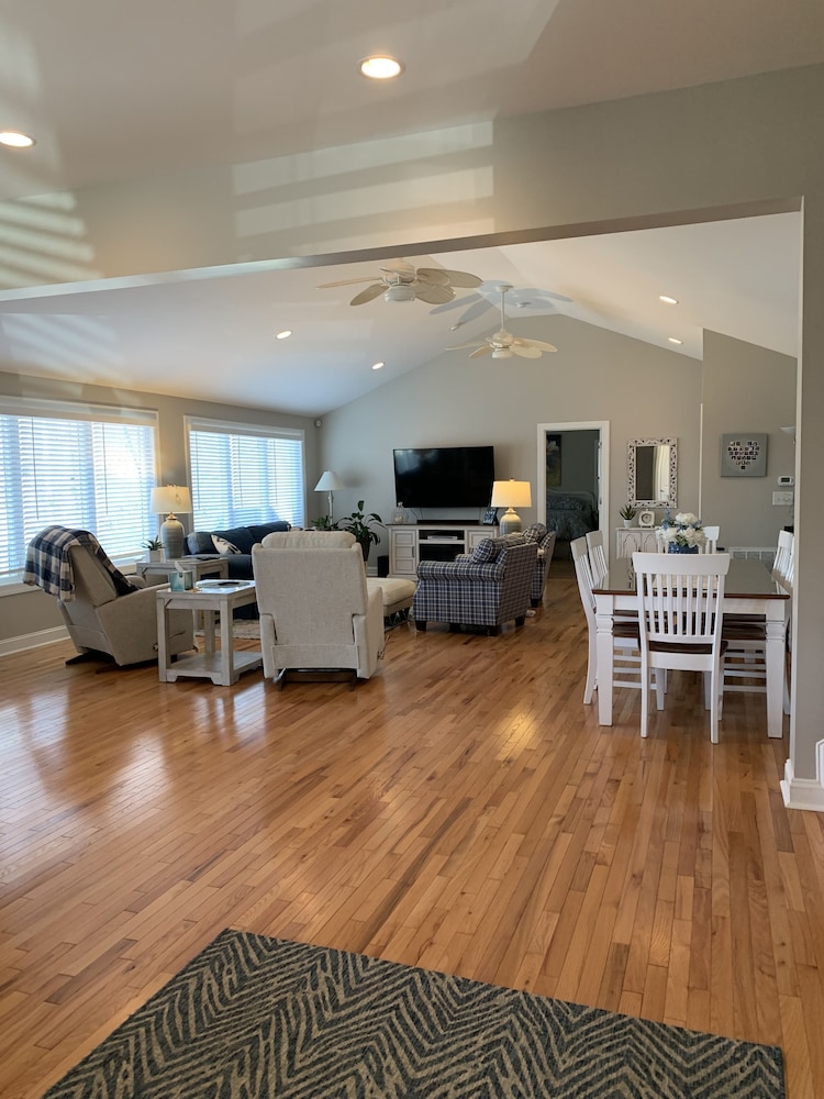 Quiet Cove | Lakefront | 2 Main Master Suites | 10 Ft Ceilings on Main