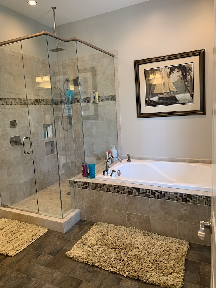 Quiet Cove | Lakefront | 2 Main Master Suites | 10 Ft Ceilings on Main