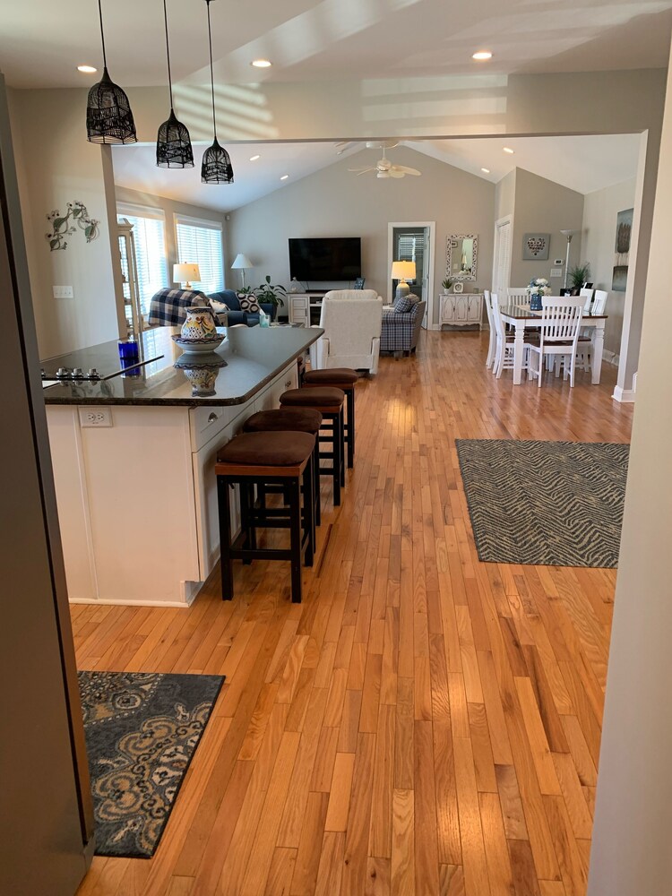 Quiet Cove | Lakefront | 2 Main Master Suites | 10 Ft Ceilings on Main