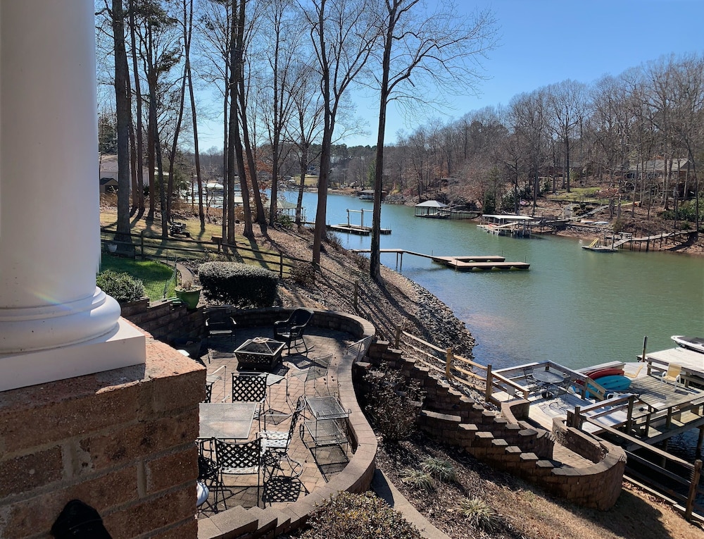 Quiet Cove | Lakefront | 2 Main Master Suites | 10 Ft Ceilings on Main