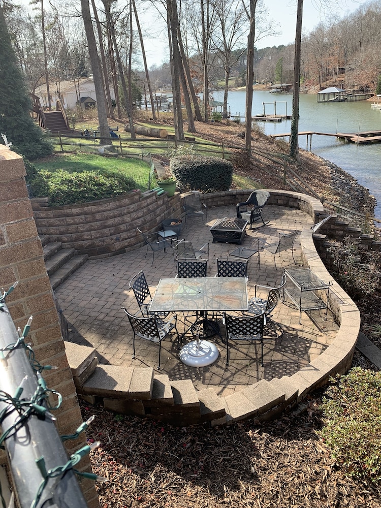 Quiet Cove | Lakefront | 2 Main Master Suites | 10 Ft Ceilings on Main