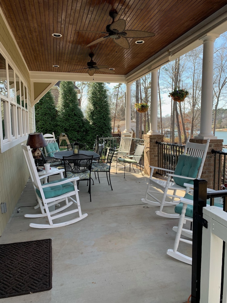 Quiet Cove | Lakefront | 2 Main Master Suites | 10 Ft Ceilings on Main