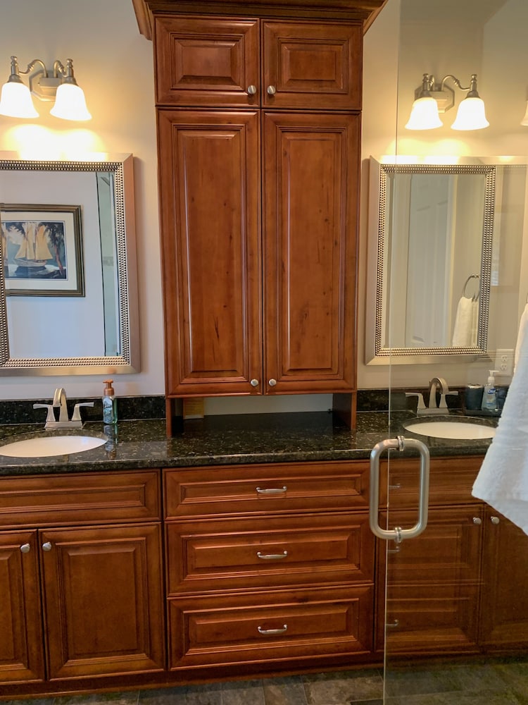 Quiet Cove | Lakefront | 2 Main Master Suites | 10 Ft Ceilings on Main