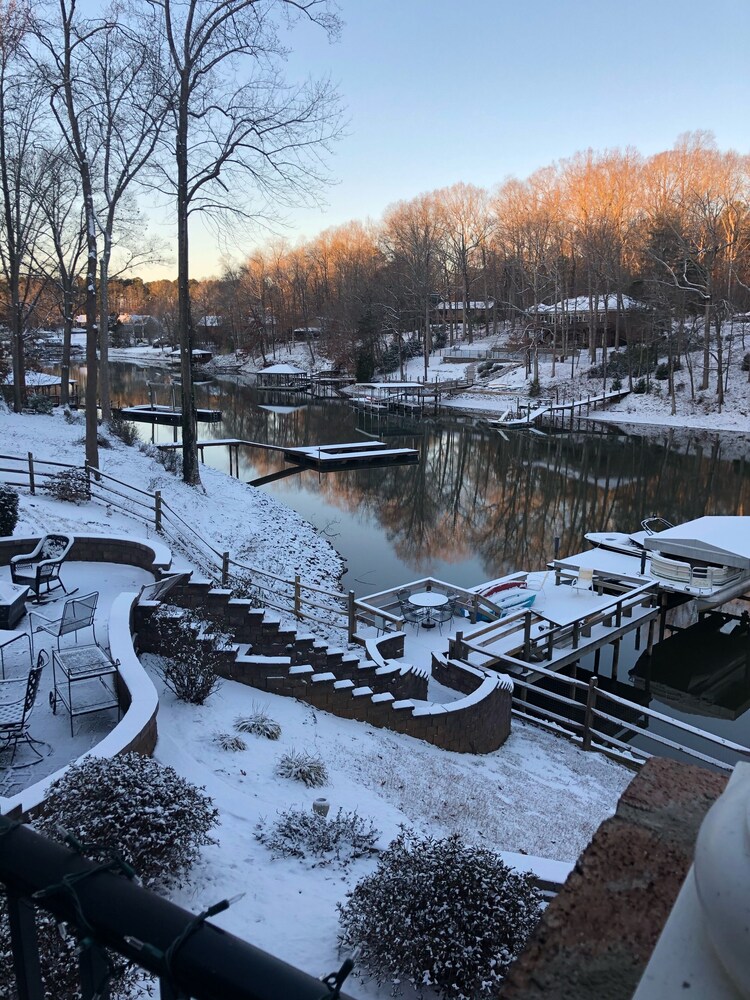 Quiet Cove | Lakefront | 2 Main Master Suites | 10 Ft Ceilings on Main