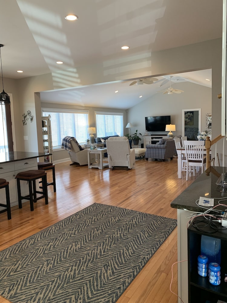 Quiet Cove | Lakefront | 2 Main Master Suites | 10 Ft Ceilings on Main