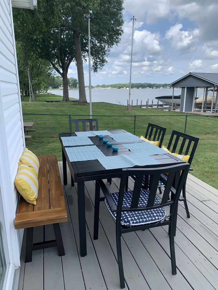 Lakefront Buckeye Lake Family Retreat