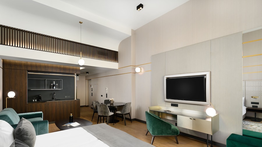 Emerald Downtown Suites