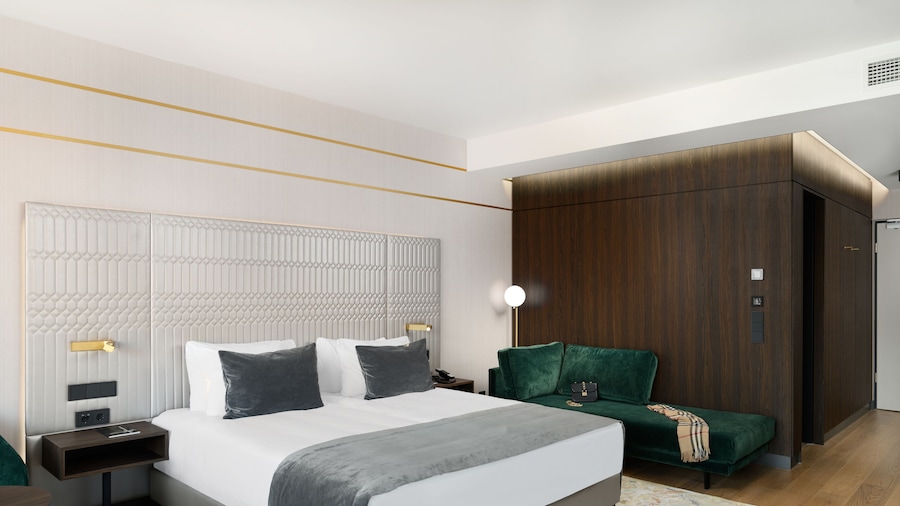 Emerald Downtown Suites