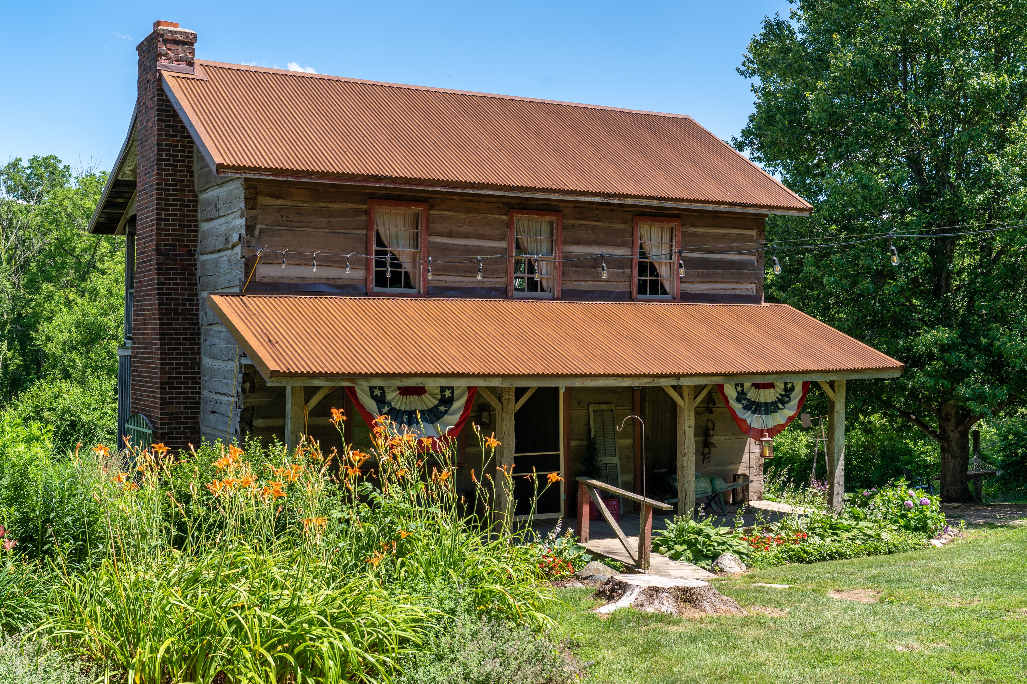 Vintage 1850s Log Cabin Glamping in Flora, United States