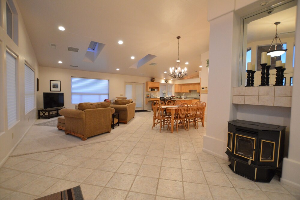 Living room, 4 Bedroom 3 Bath Home close to Antelope Canyon, Horseshoe Bend and Lake Powell!