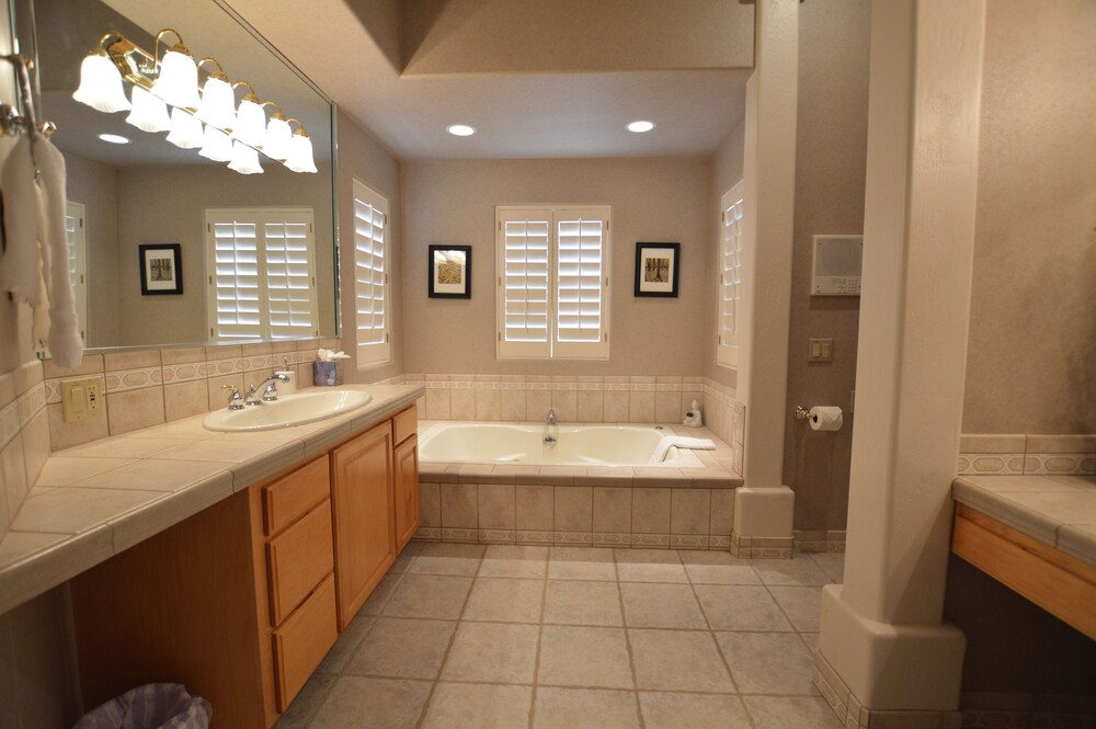 Bathroom, 4 Bedroom 3 Bath Home close to Antelope Canyon, Horseshoe Bend and Lake Powell!