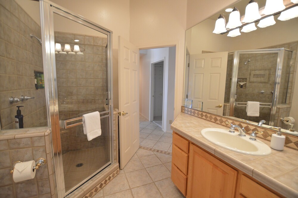 Bathroom, 4 Bedroom 3 Bath Home close to Antelope Canyon, Horseshoe Bend and Lake Powell!