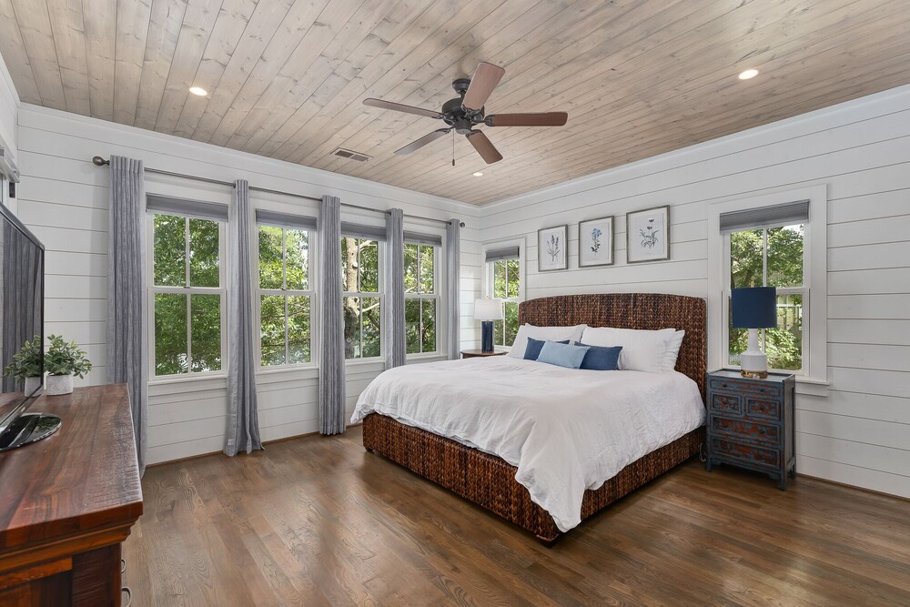 *New Listing on Lewis Smith Lake Lakestone Villa 5BR custom