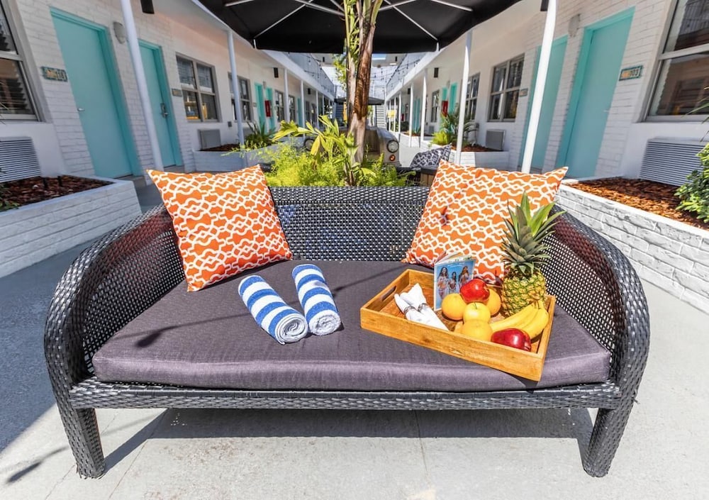 Walk to North Beach Oceanside Park, 2 Quiet Apartment-Style Units, Pool, Kitchen