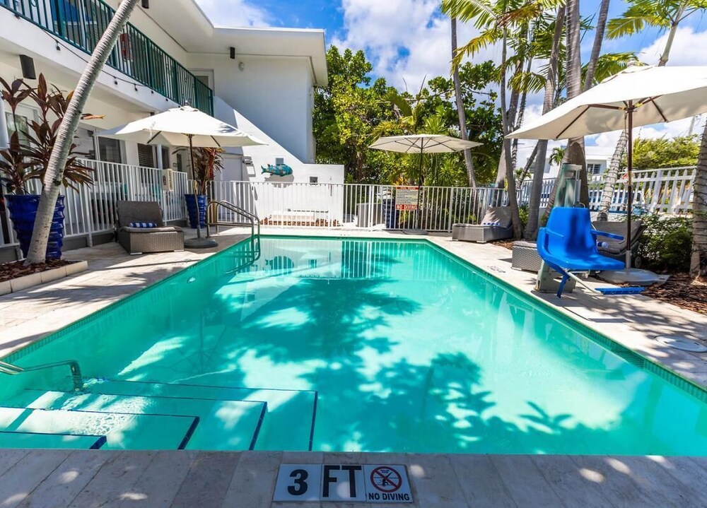Walk to North Beach Oceanside Park, 2 Quiet Apartment-Style Units, Pool, Kitchen