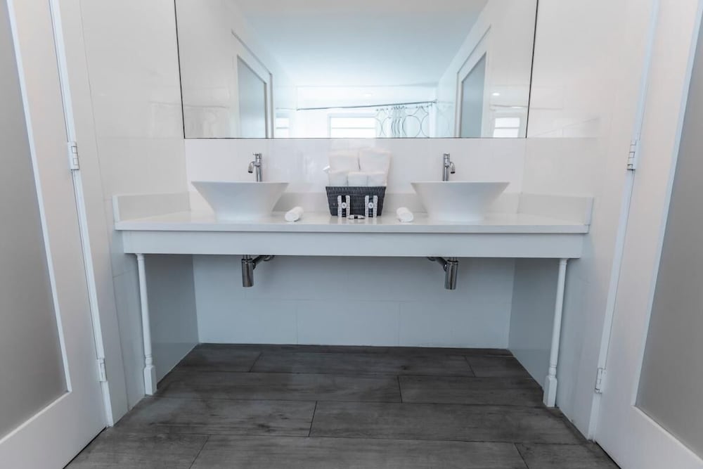 Walk to North Beach Oceanside Park, 2 Quiet Apartment-Style Units, Pool, Kitchen