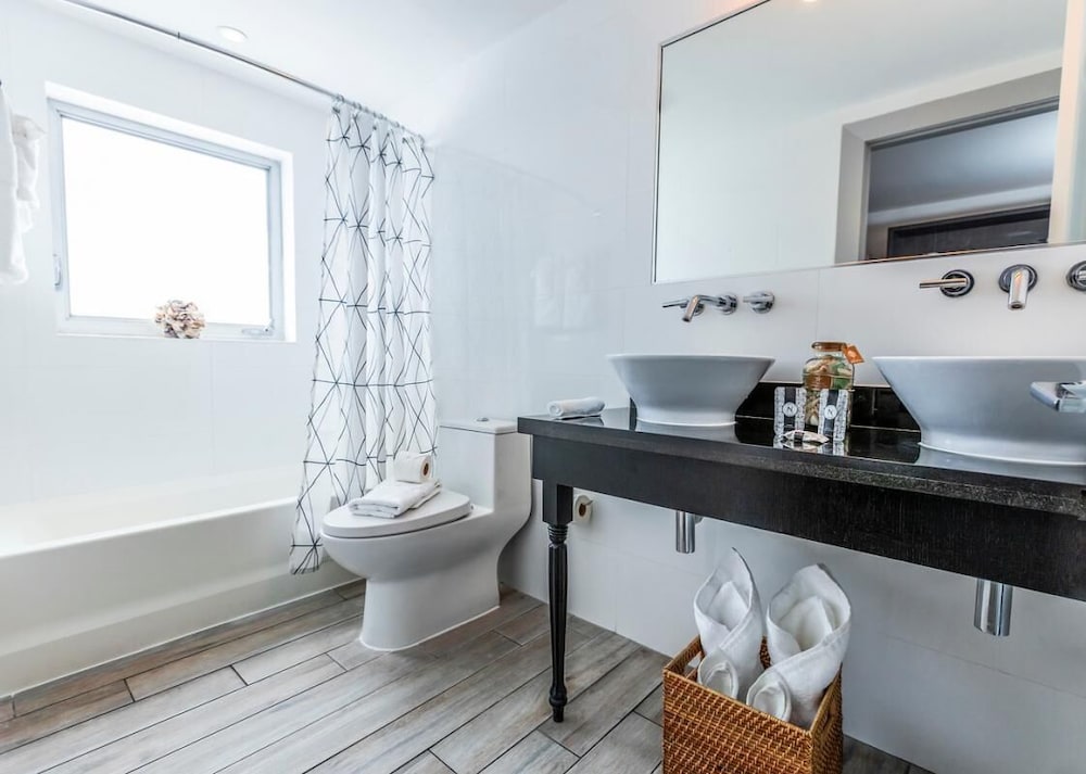 Walk to North Beach Oceanside Park, 2 Quiet Apartment-Style Units, Pool, Kitchen