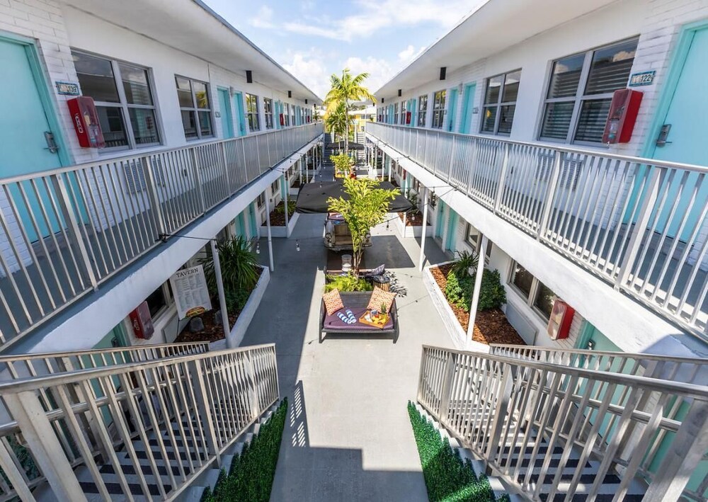 Walk to North Beach Oceanside Park, 2 Quiet Apartment-Style Units, Pool, Kitchen