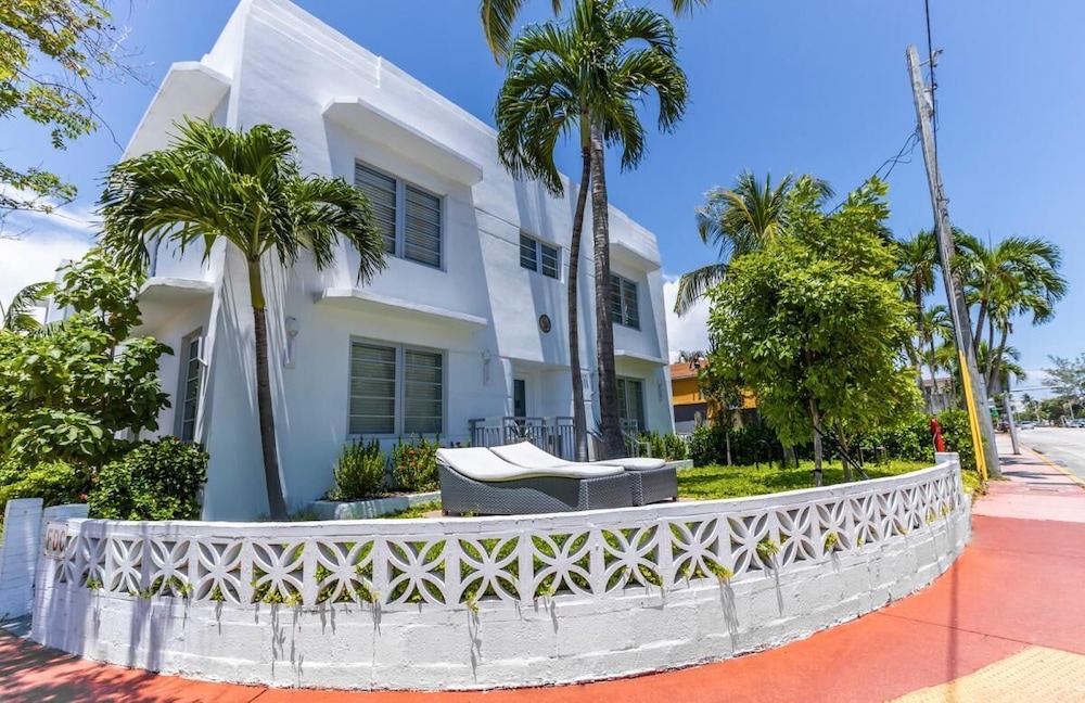 Walk to North Beach Oceanside Park, 2 Quiet Apartment-Style Units, Pool, Kitchen