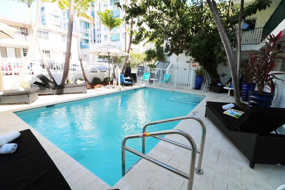 Walk to North Beach Oceanside Park, 2 Quiet Apartment-Style Units, Pool, Kitchen